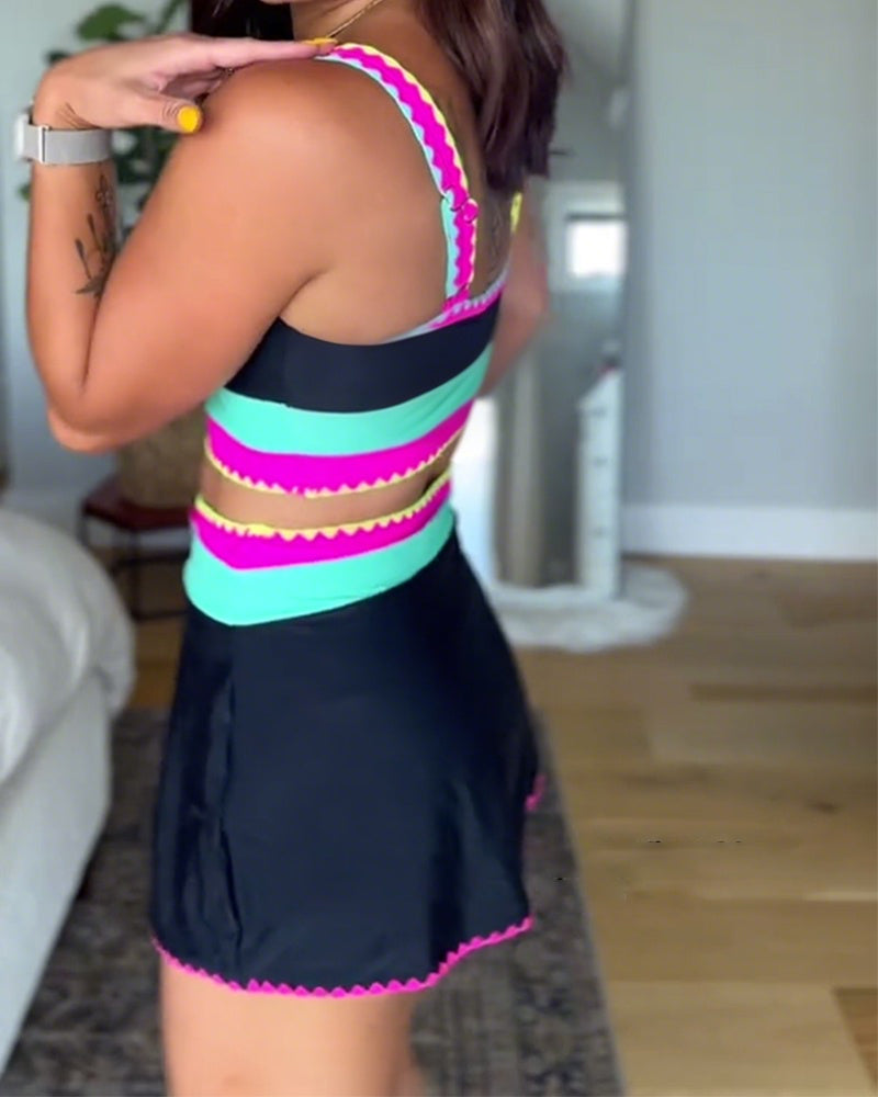 Elegante traje de baño de tres piezas con bloques de color