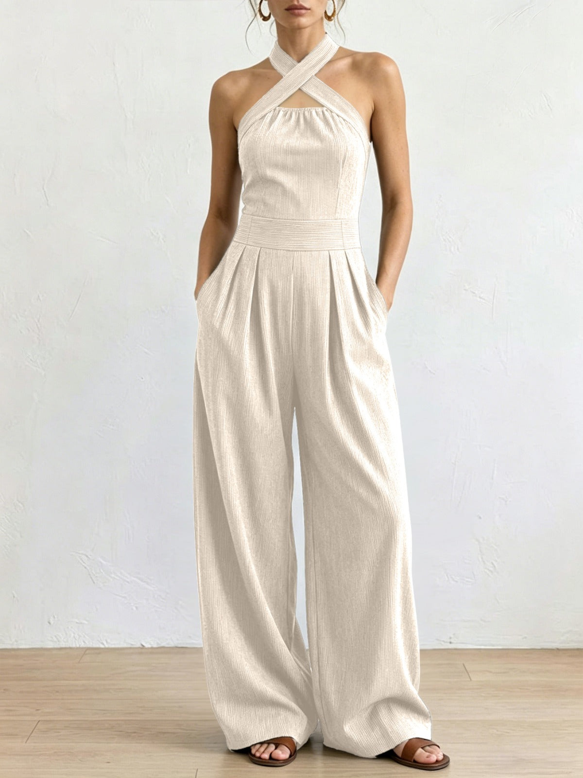 Mono elegante de lino con escote cruzado