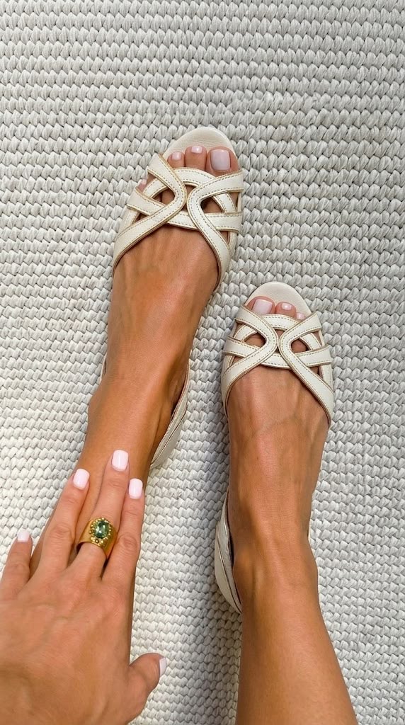 Sandalias Planas Crema Trenzadas