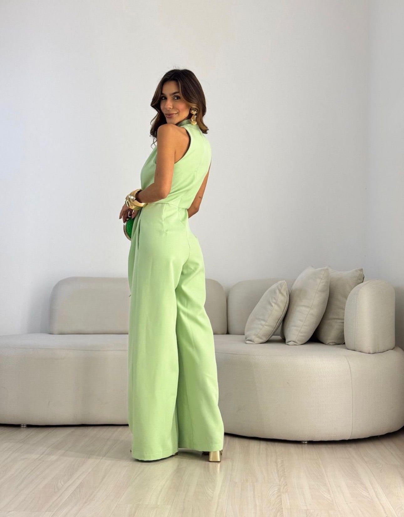 Mono estilizado de elegancia impecable