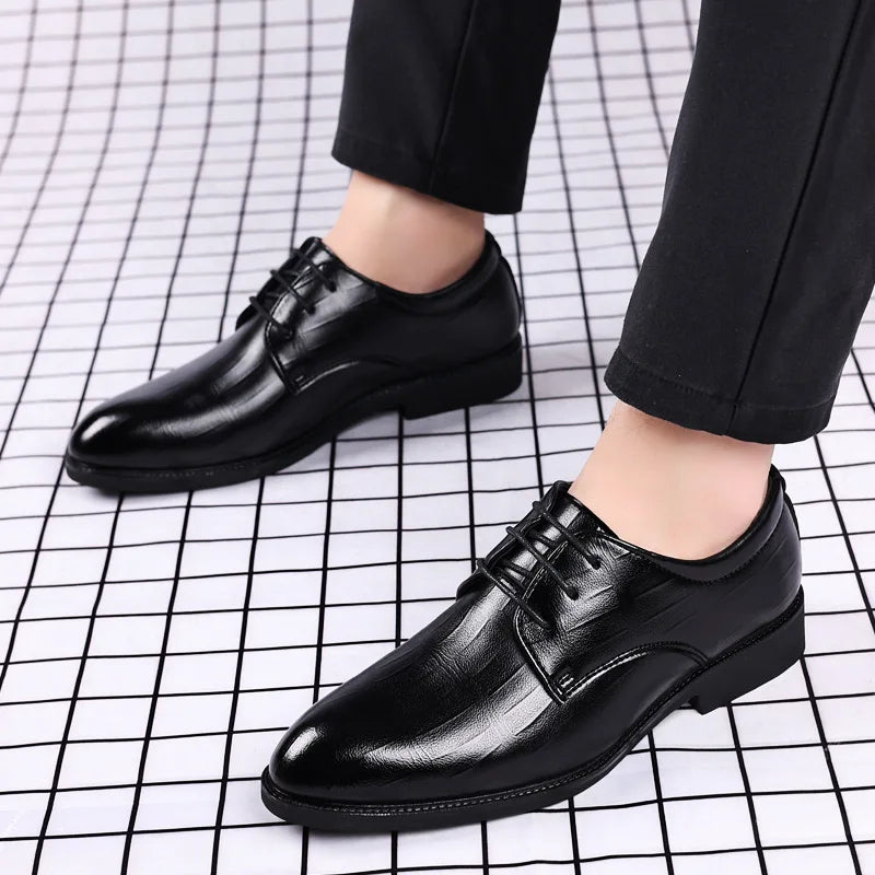 Zapatos británicos elegantes de piel