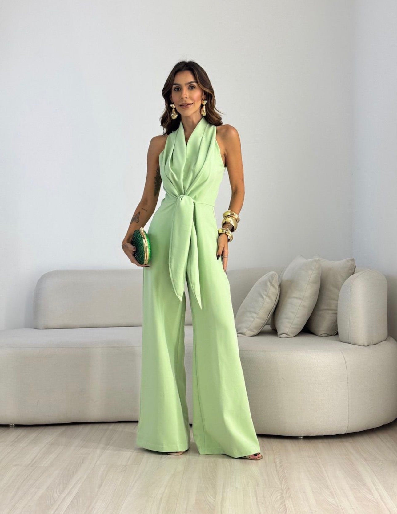 Mono estilizado de elegancia impecable