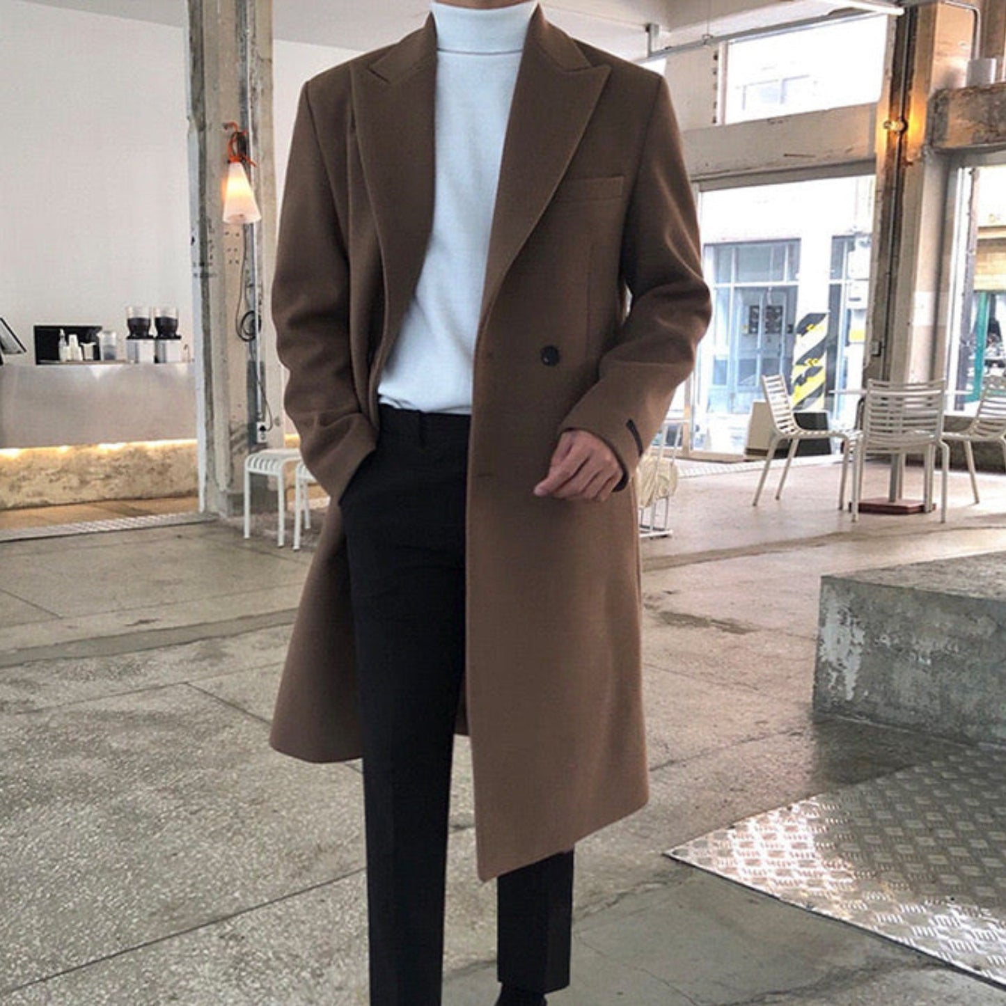 Elegante abrigo de doble botonadura
