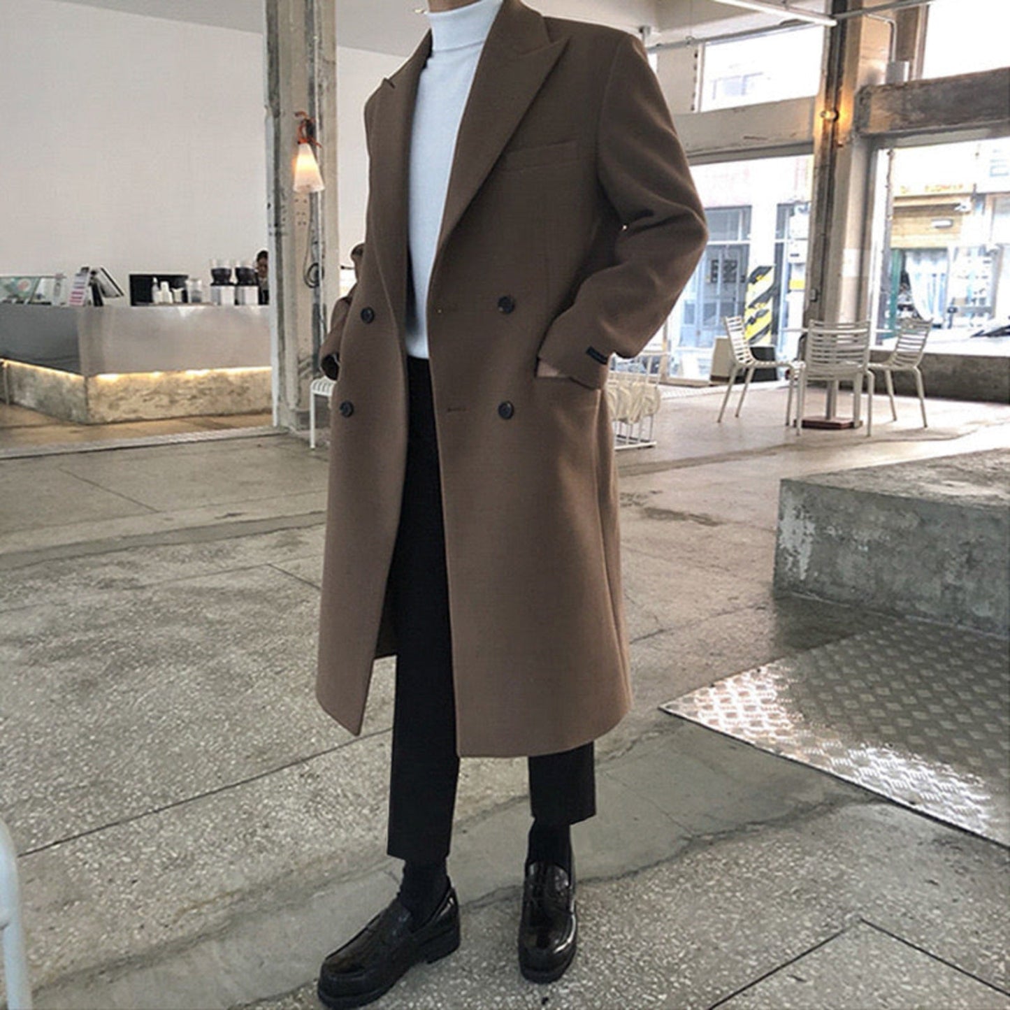 Elegante abrigo de doble botonadura