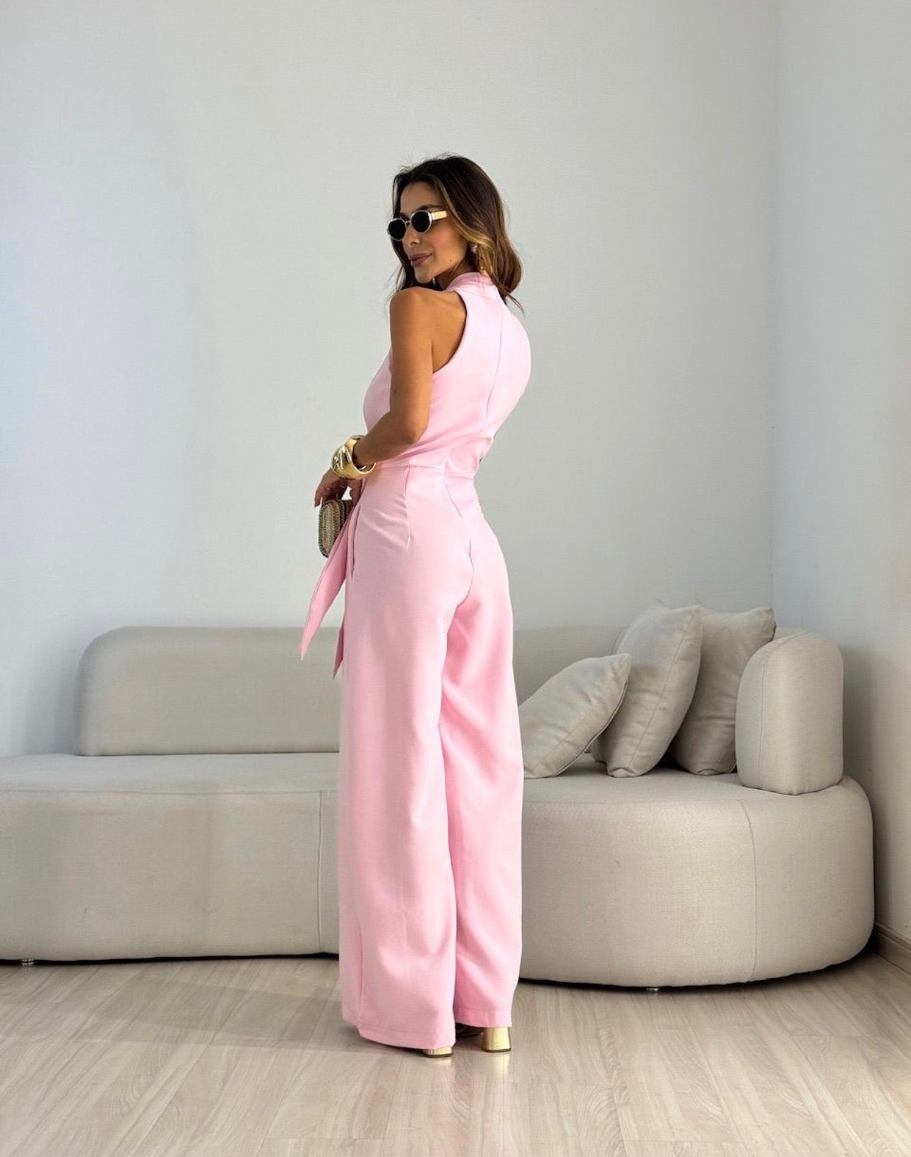 Mono estilizado de elegancia impecable