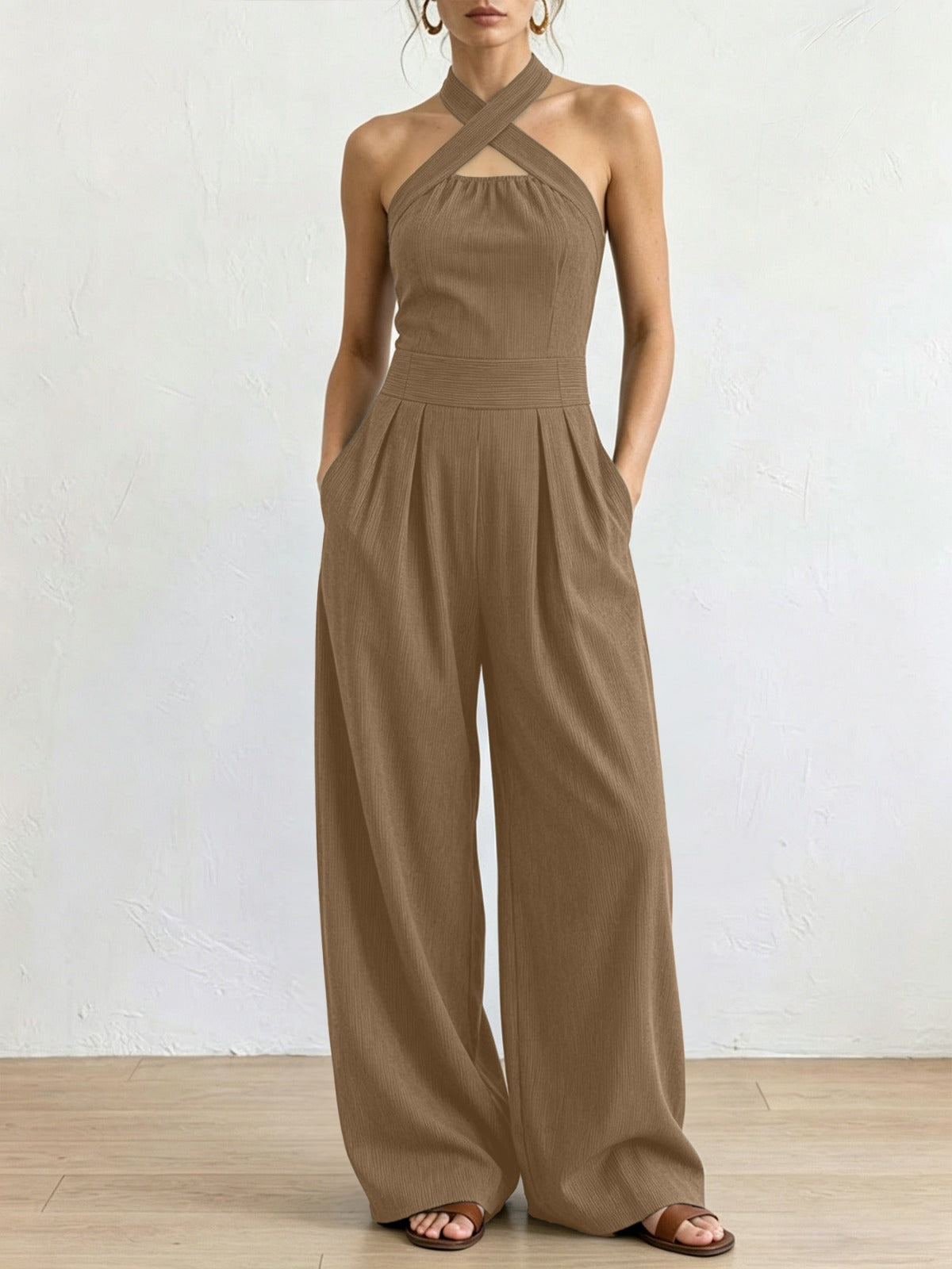 Mono elegante de lino con escote cruzado