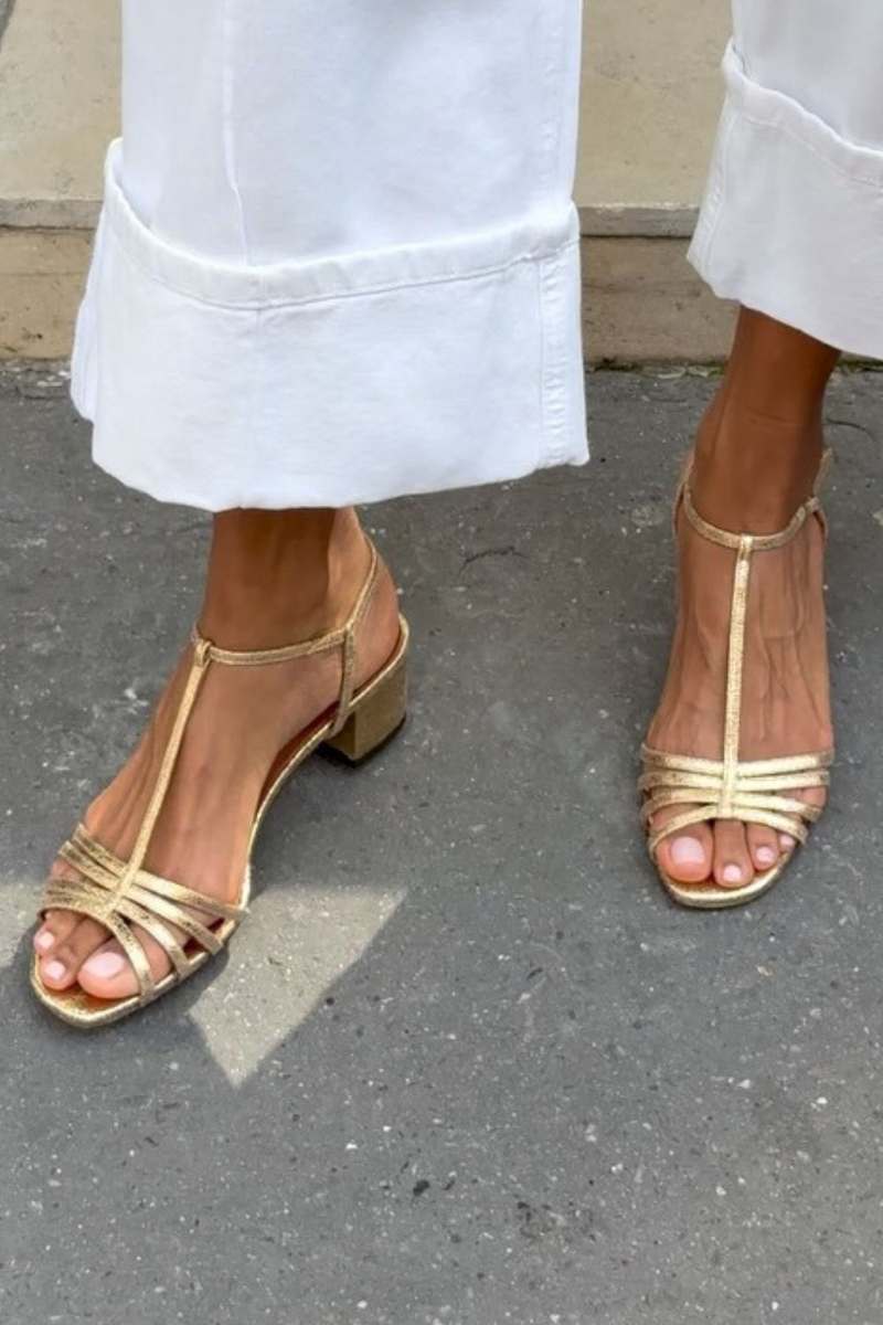 Sandalias Doradas con Tacón Bajo