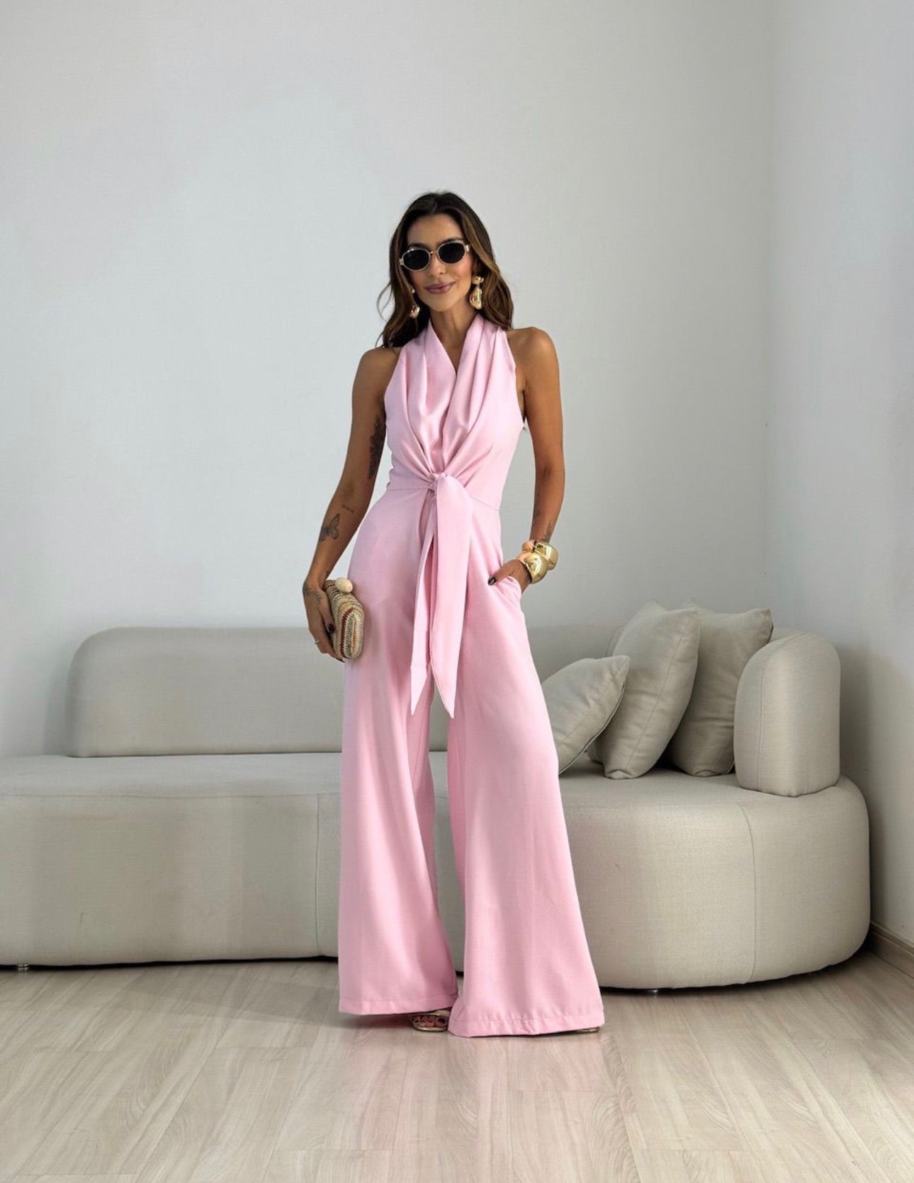 Mono estilizado de elegancia impecable