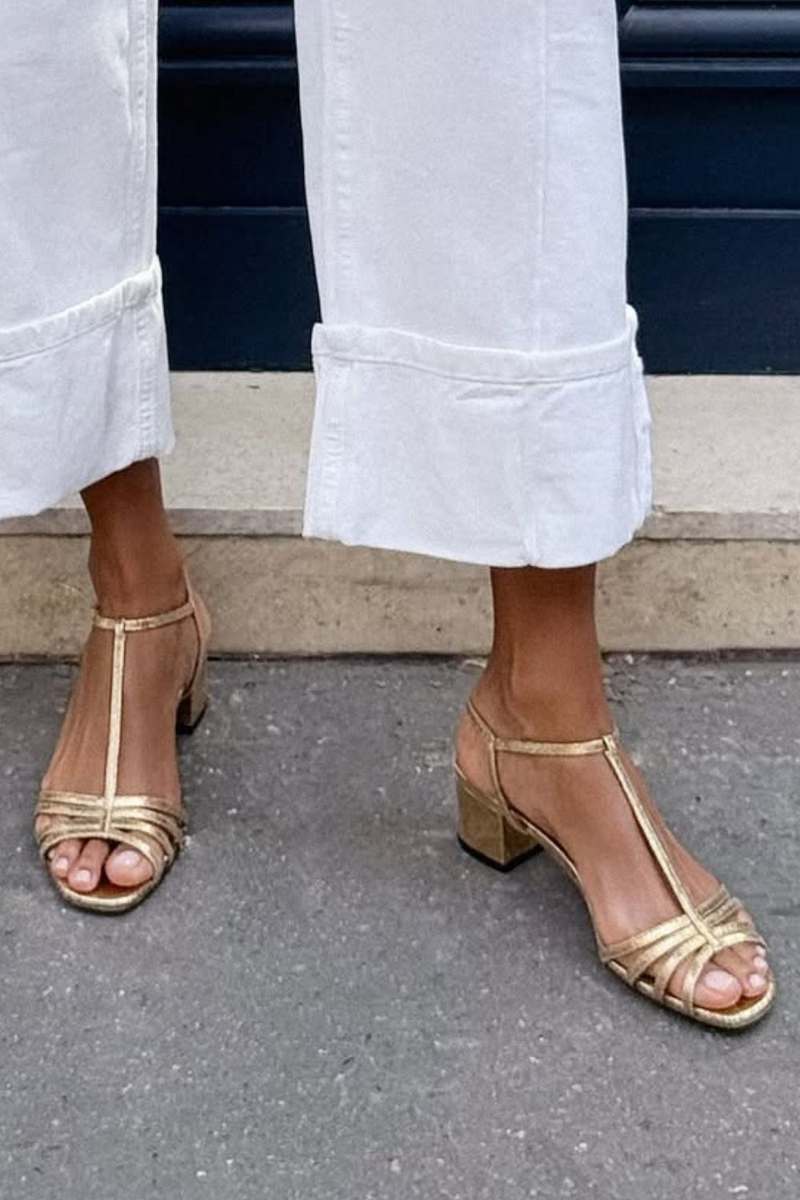 Sandalias Doradas con Tacón Bajo