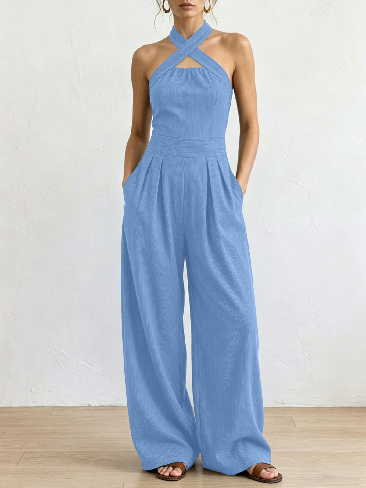 Mono elegante de lino con escote cruzado