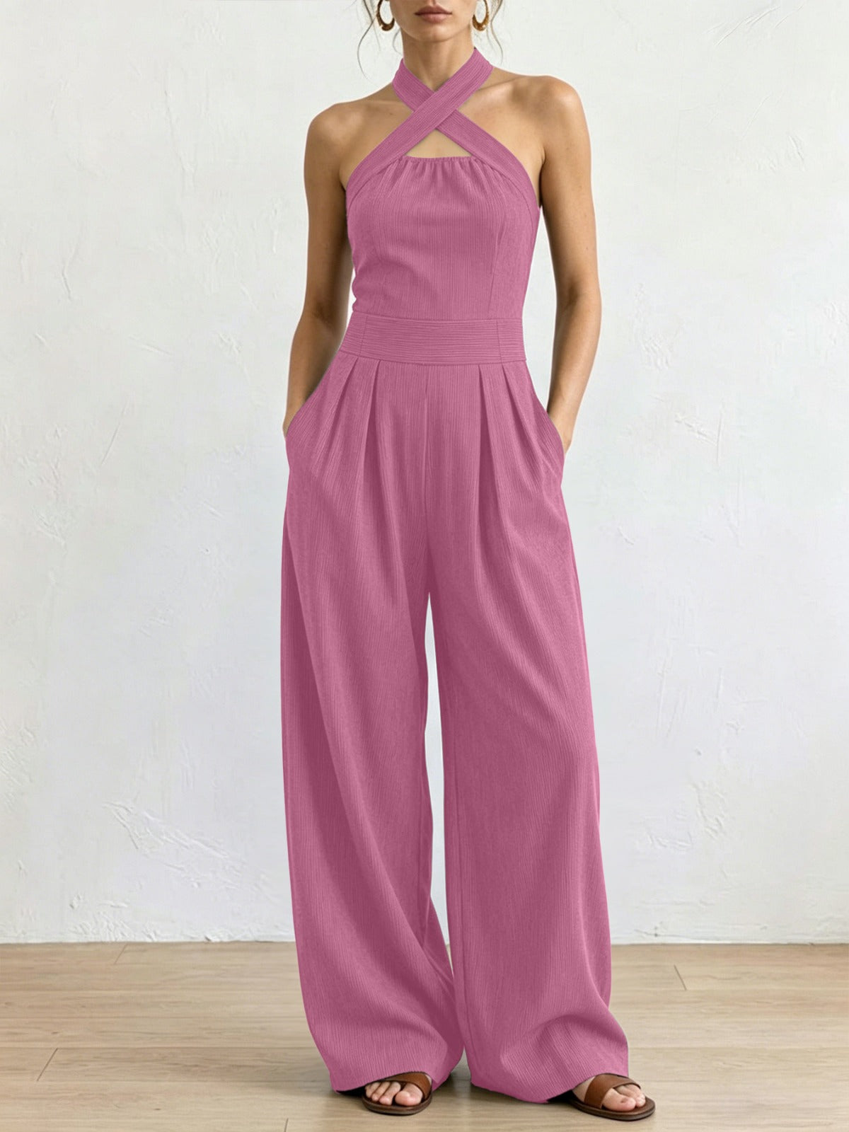 Mono elegante de lino con escote cruzado