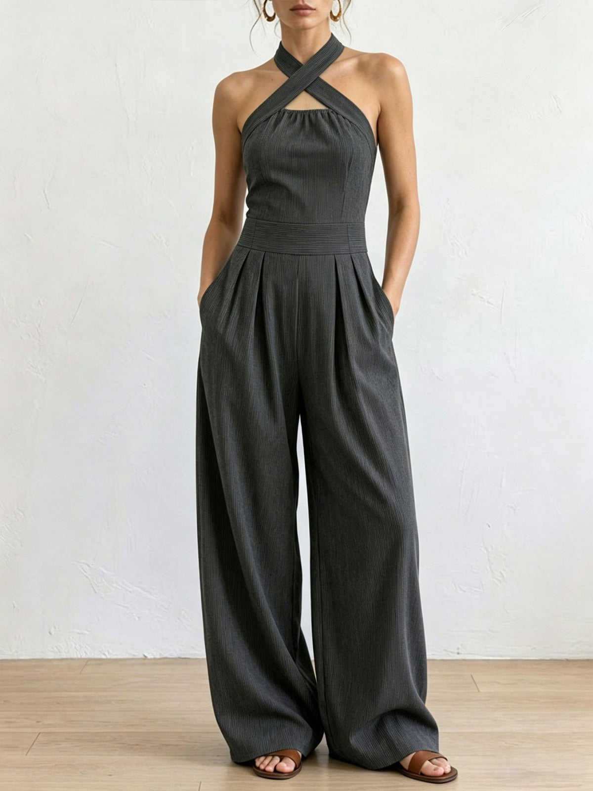 Mono elegante de lino con escote cruzado