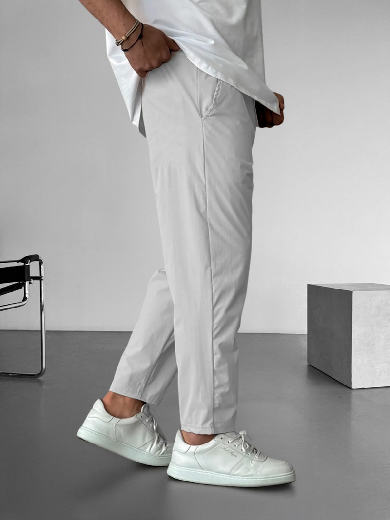 Elegantes pantalones ajustados con cordón