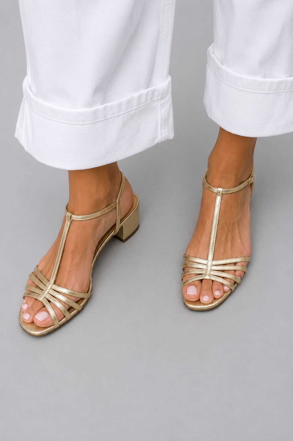 Sandalias Doradas con Tacón Bajo
