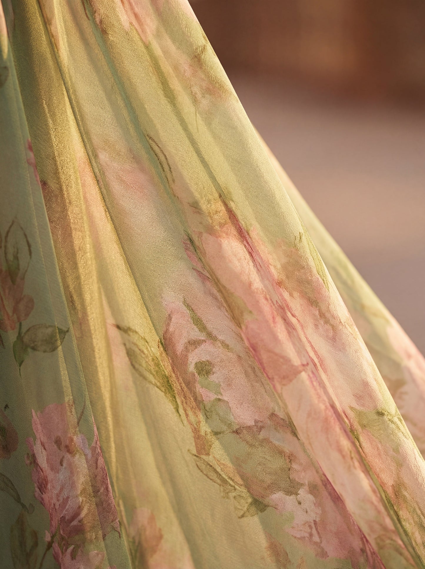 Vestido elegante fluido con estampado floral
