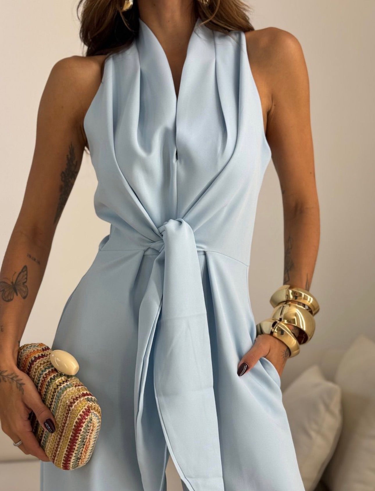 Mono estilizado de elegancia impecable