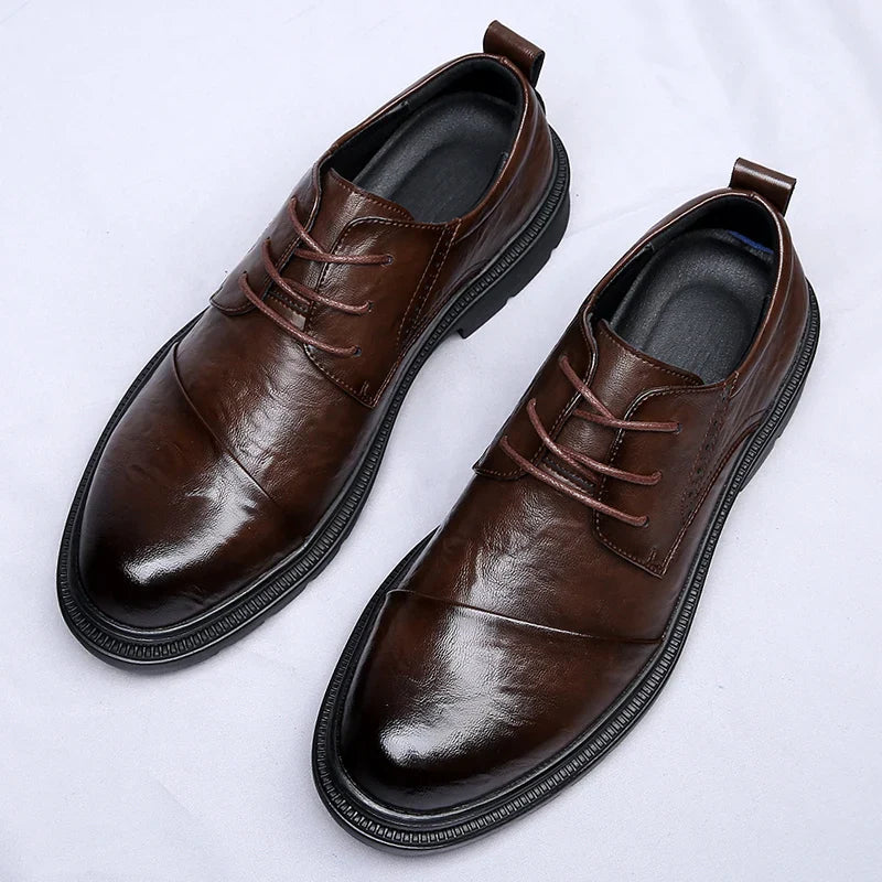 Zapatos elegantes de cuero de estilo británico