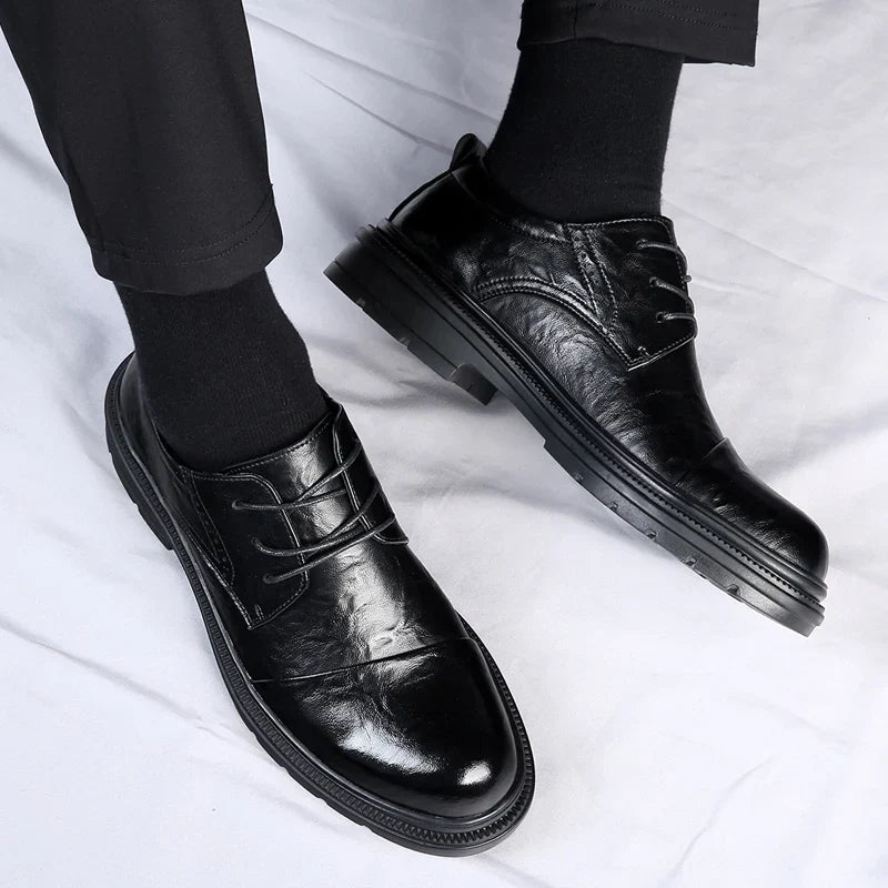 Zapatos elegantes de cuero de estilo británico