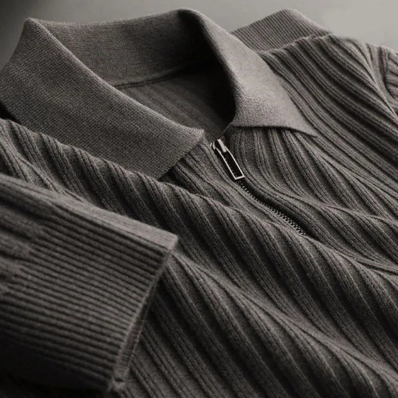 Elegante jersey con cremallera y estampado a rayas