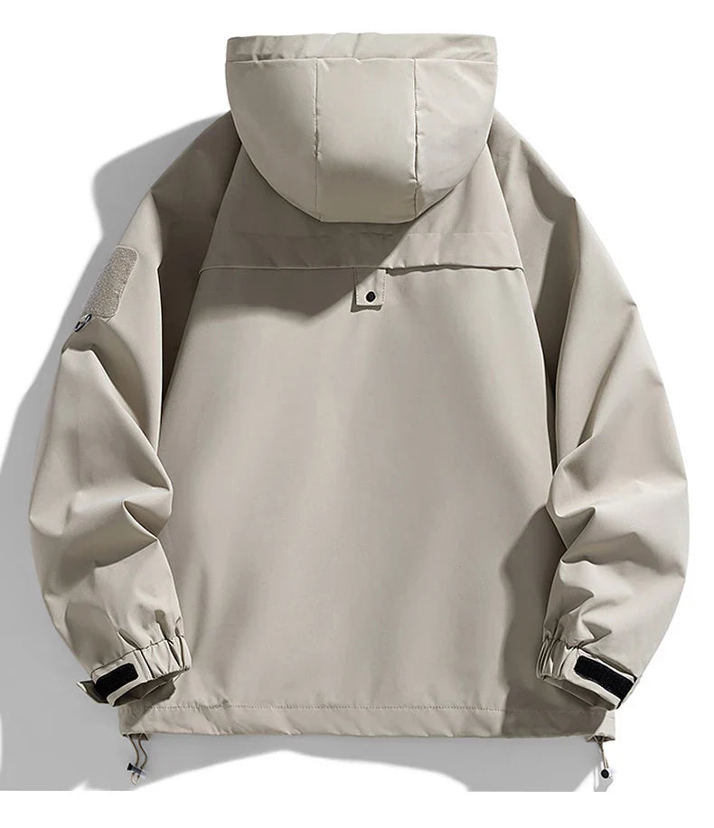 Elegante chaqueta con capucha