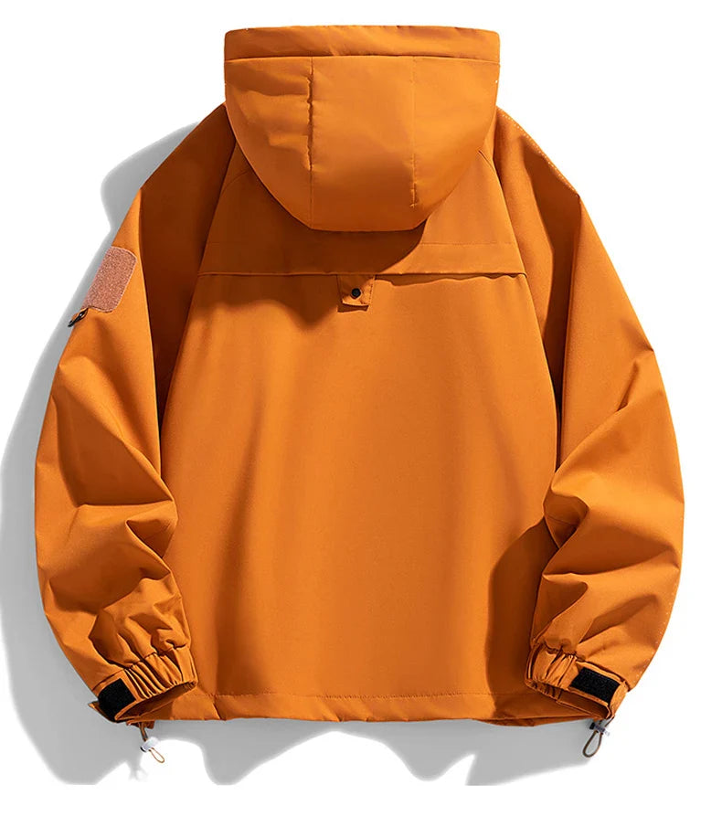 Elegante chaqueta con capucha