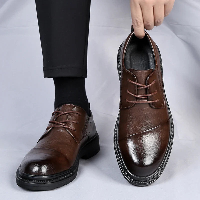 Zapatos elegantes de cuero de estilo británico