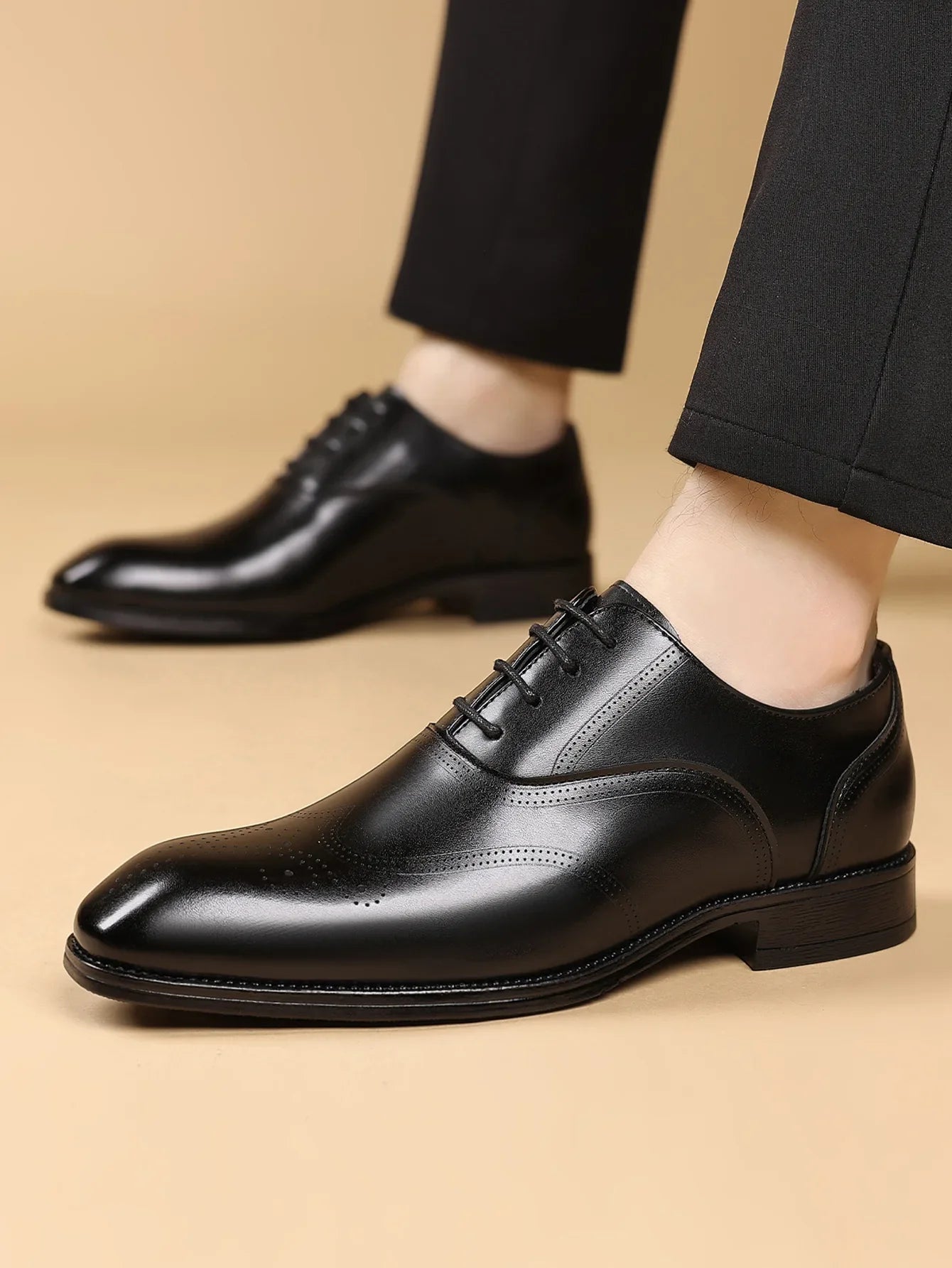 Zapatos de boda elegantes de piel