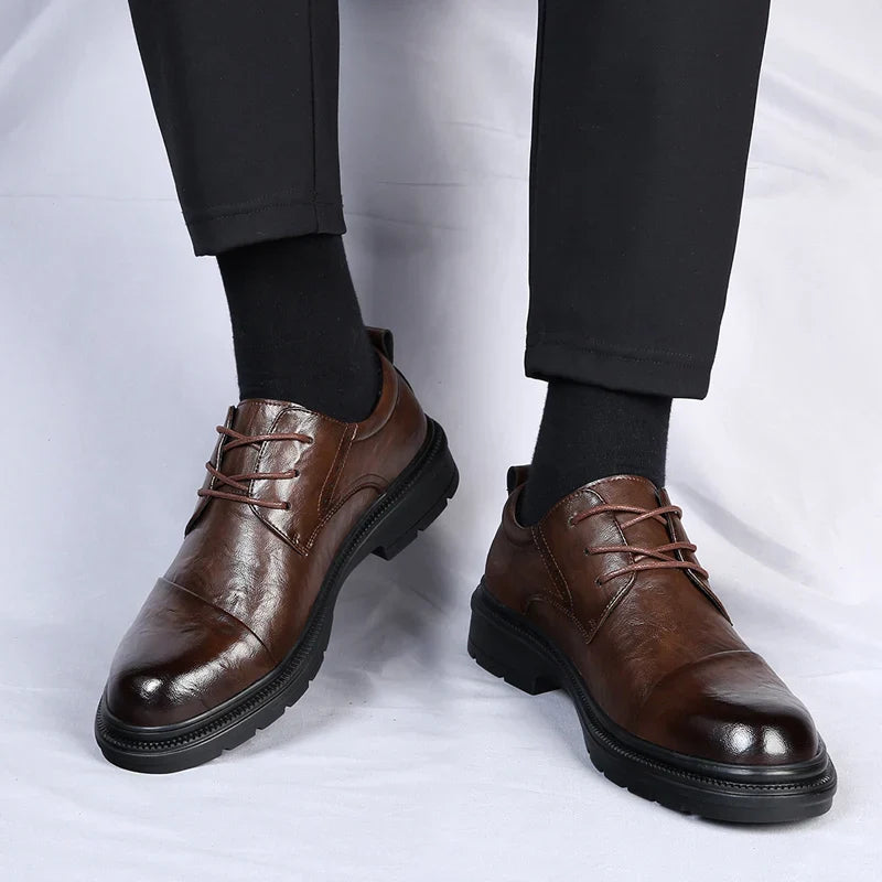 Zapatos elegantes de cuero de estilo británico