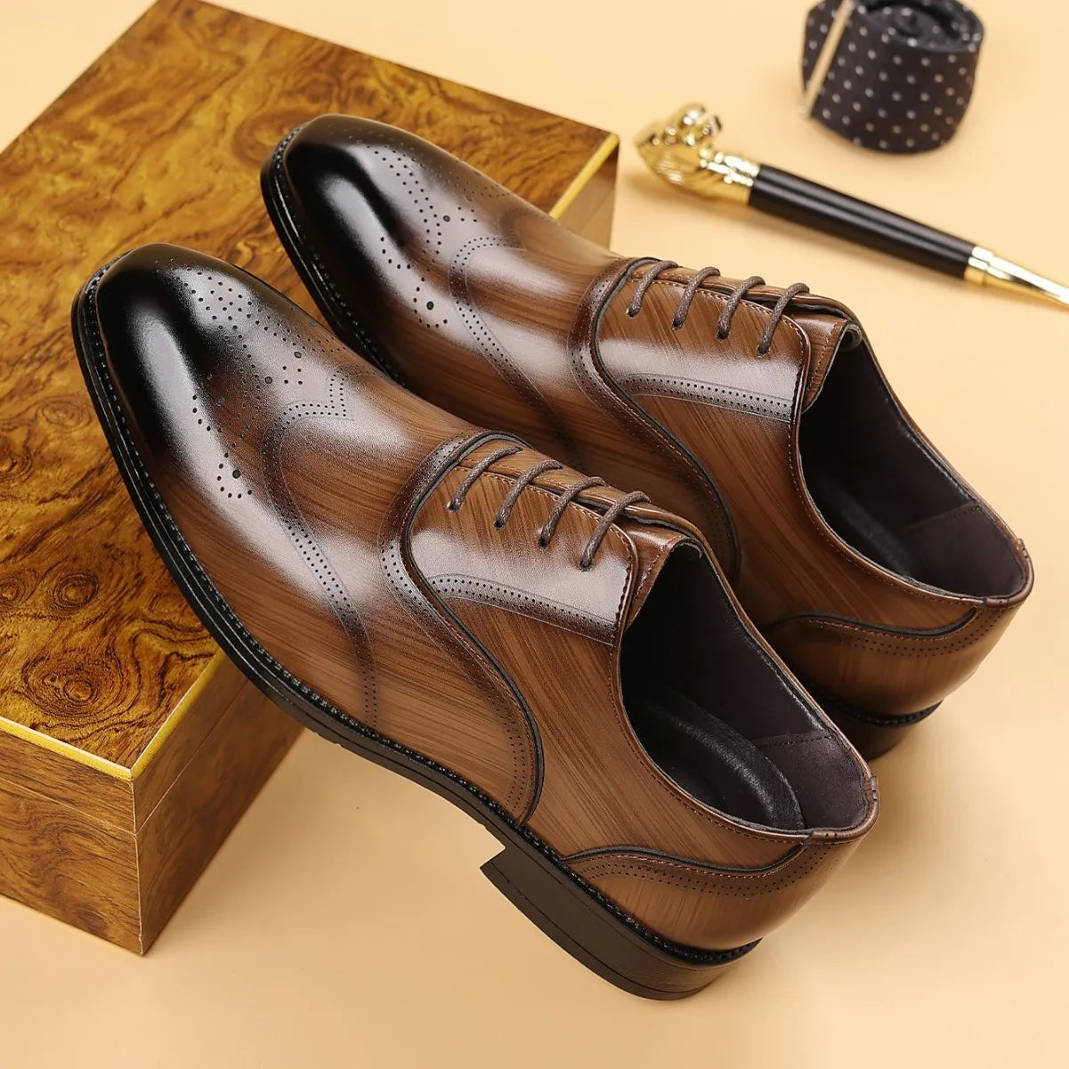Zapatos de boda elegantes de piel
