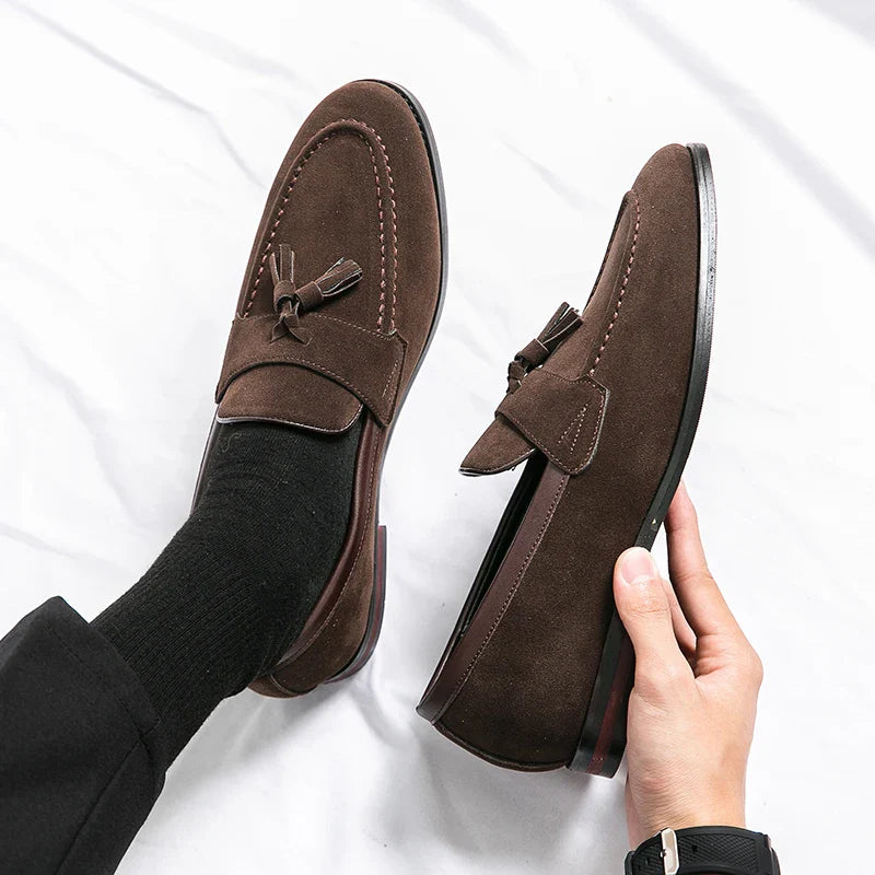 Elegantes mocasines con borlas