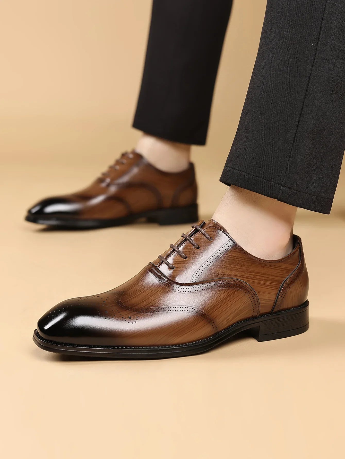 Zapatos de boda elegantes de piel