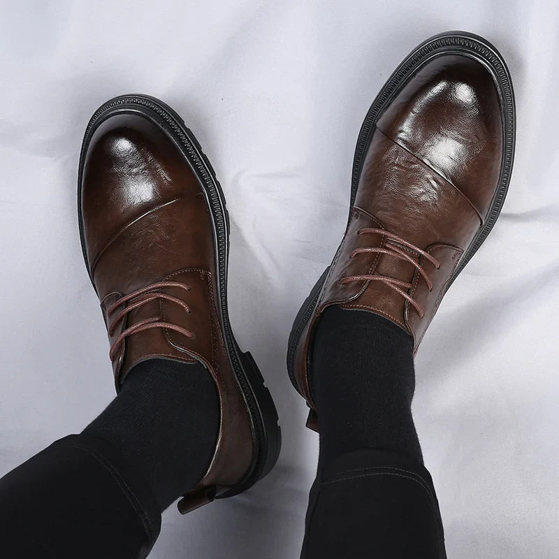 Zapatos elegantes de cuero de estilo británico