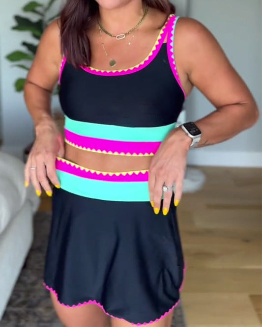 Elegante traje de baño de tres piezas con bloques de color