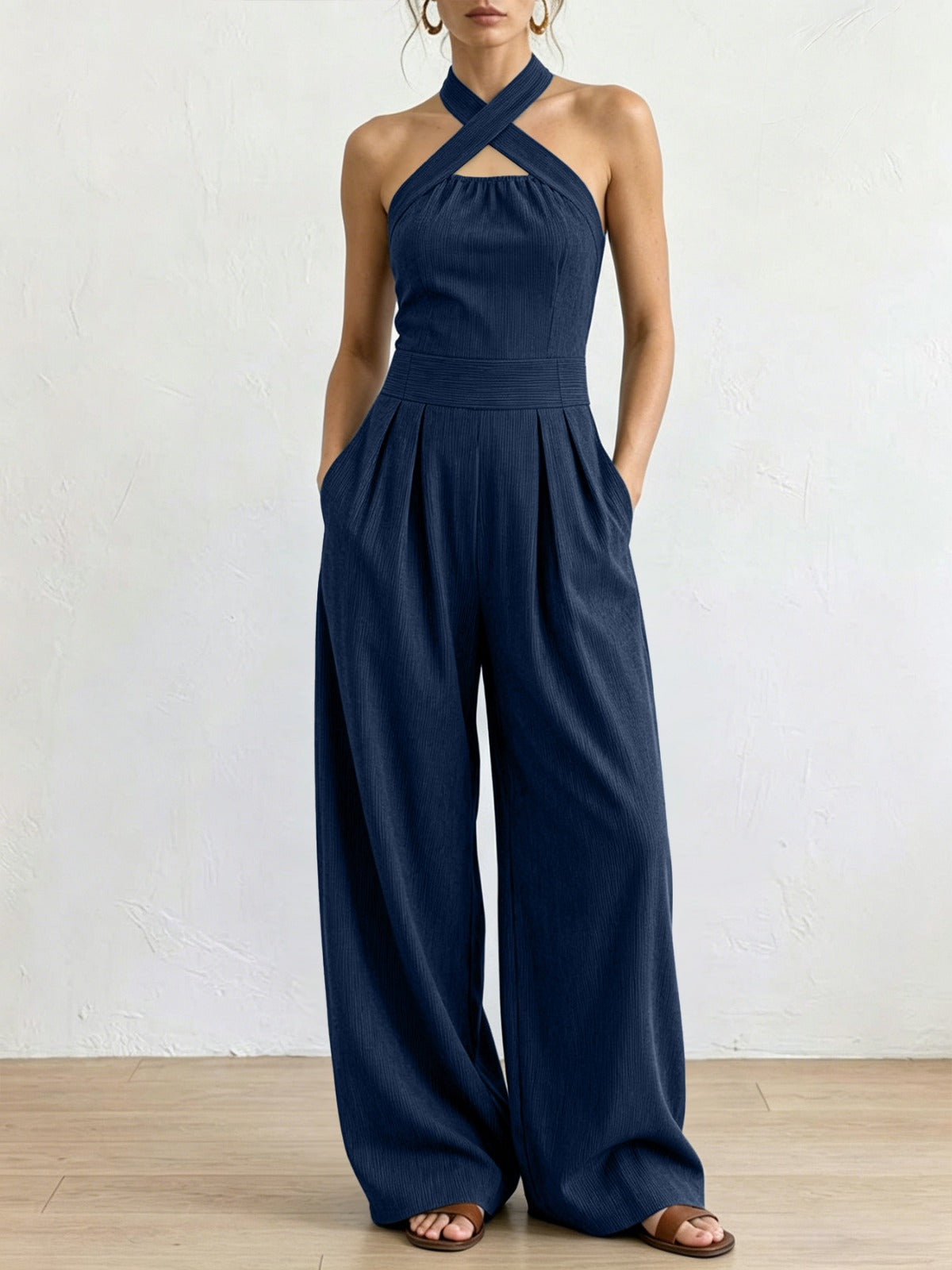 Mono elegante de lino con escote cruzado