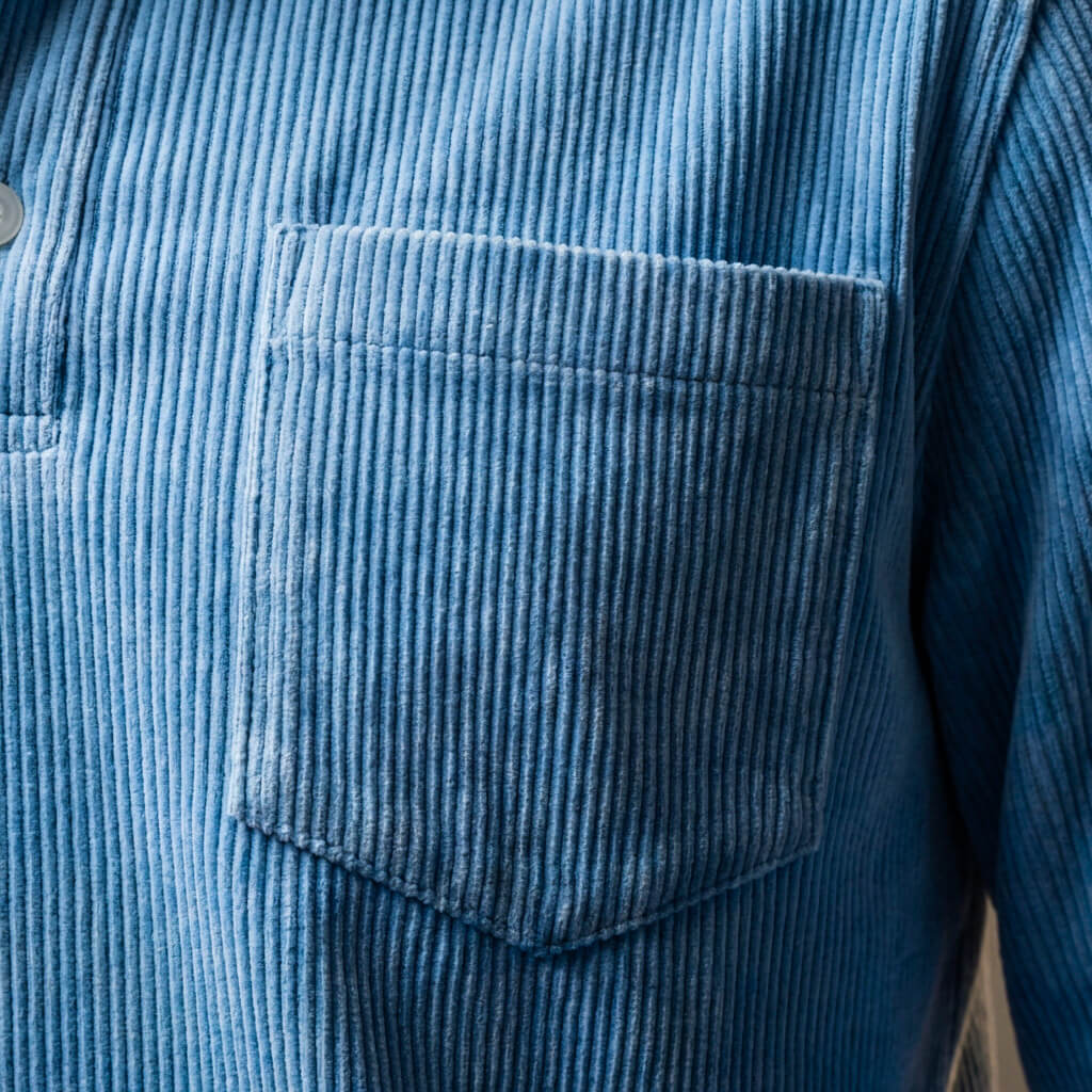 Elegante polo de pana
