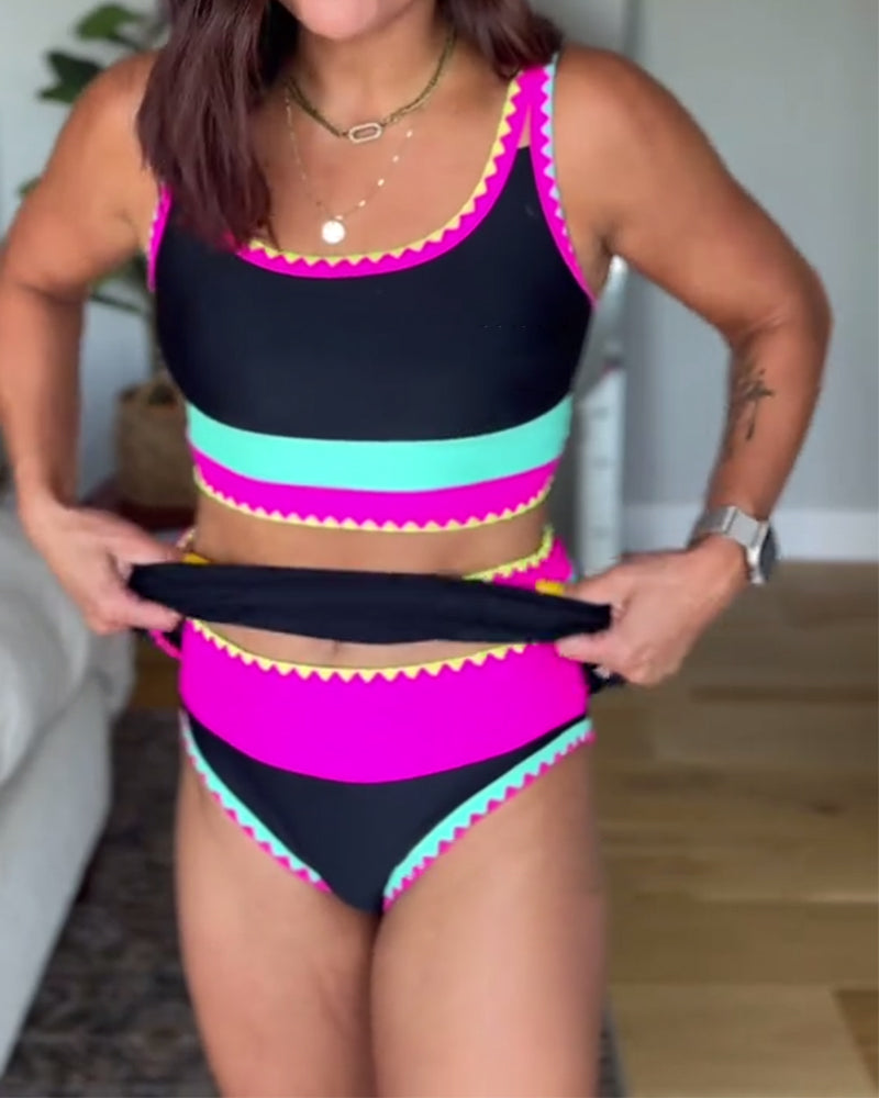 Elegante traje de baño de tres piezas con bloques de color